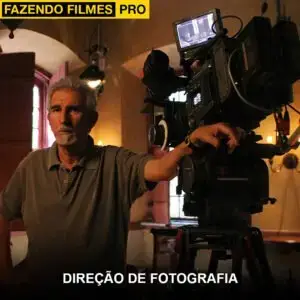 Curso de cinematografia. O diretor Affonso Beato ao lado de uma câmera de cinema